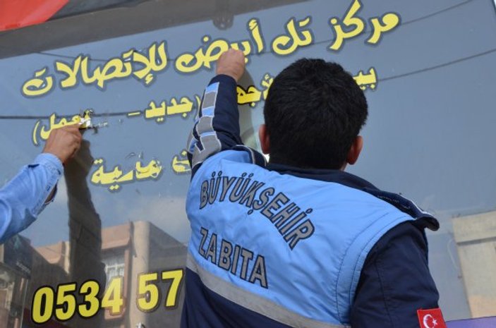 Adana'da zabıtalardan Arapça tabela operasyonu