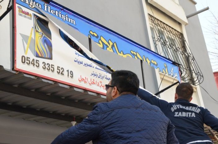 Adana'da zabıtalardan Arapça tabela operasyonu