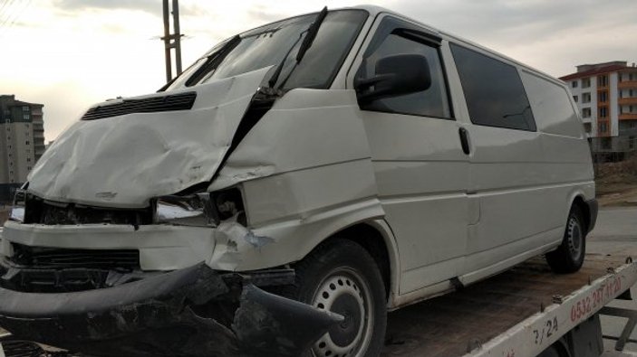 Panelvan minibüsle ticari araç çarpıştı: 4 yaralı