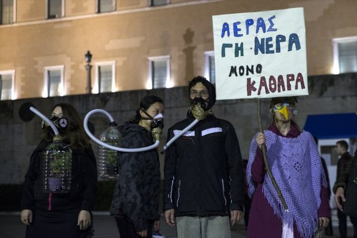 Yunanistan'da protestocular bakanlığı bastı
