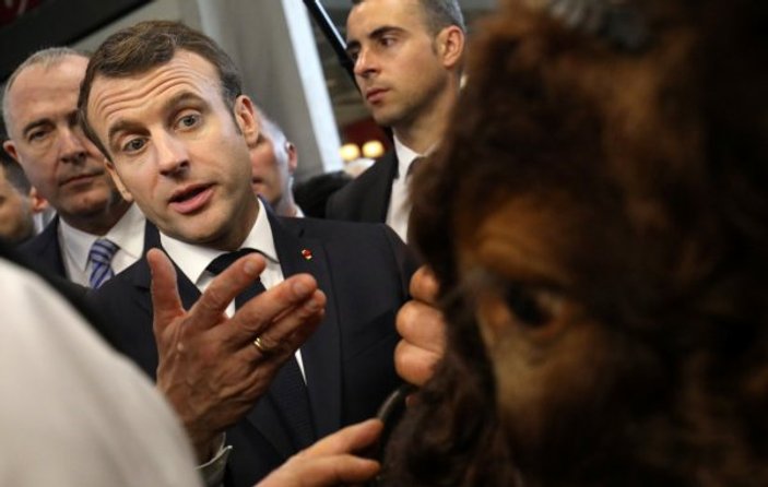Sarı Yelekliler eylem yaparken Macron öküz sevdi