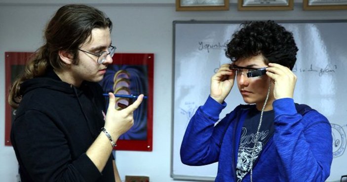 Lise öğrencilerinden işitme engelliler için gözlük