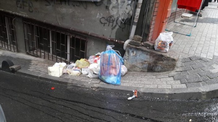 Şişli'de sokaklar çöple doldu