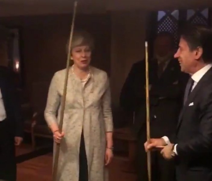 Theresa May ve Conte, Mısır’da bilardo oynadı