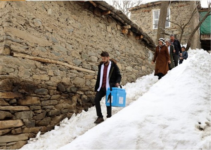 Van'da sağlıkçılar tedavi için karlı yamaçları aşıyor