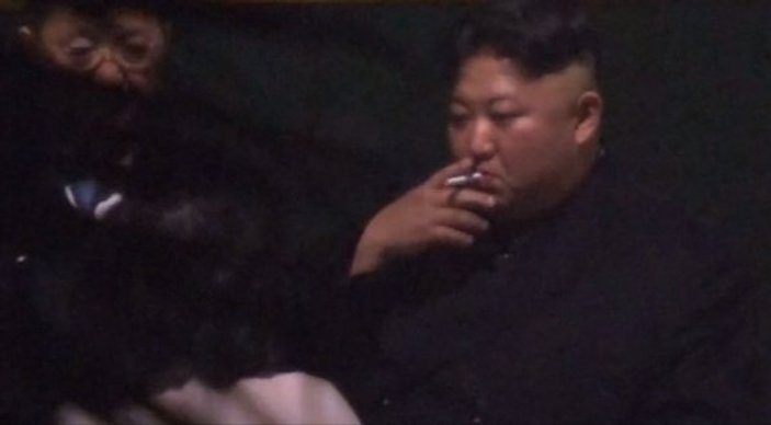 Kuzey Kore lideri Kim Jong sigara içti
