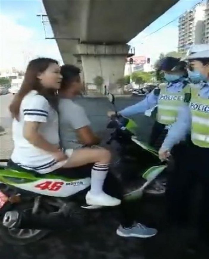 Kadın polis, durdurduğu sürücünün eşiyle birbirine girdi
