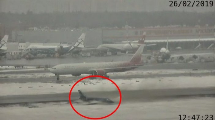 Moskova'da uçak iniş sırasında savruldu