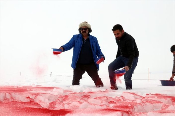 Ağrı'da kar üzerine Türk bayrağı yaptılar