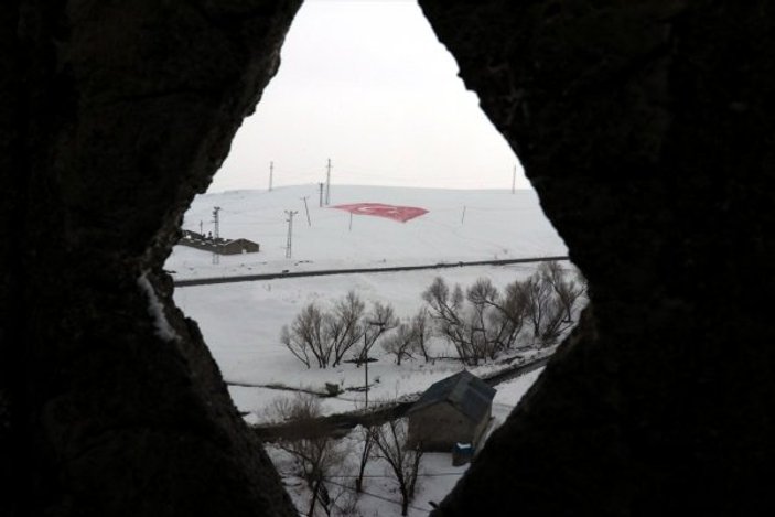Ağrı'da kar üzerine Türk bayrağı yaptılar