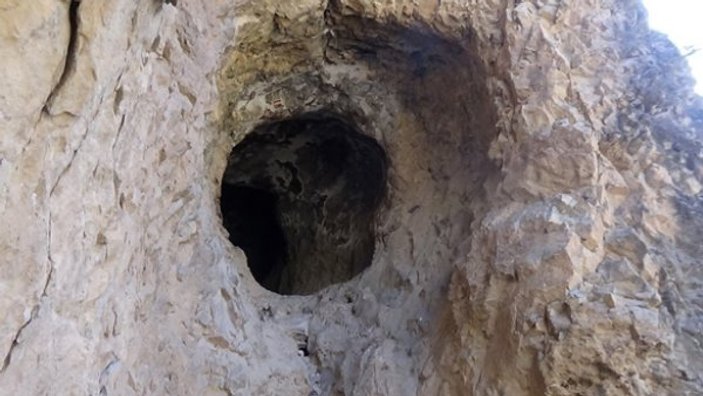 Gümüşhane'de Dağ Manastırı adlı tarihi mağara bulundu