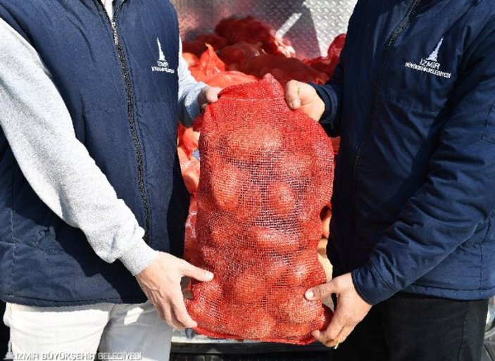 CHP İzmir'de bedava patates-soğan dağıtıyor