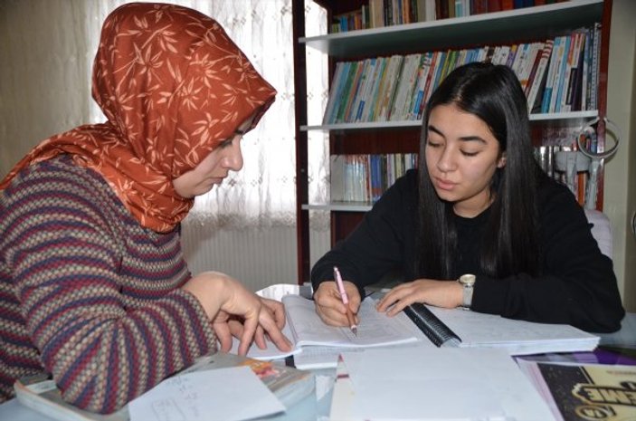 Gidemediği okulun en başarılı öğrencilerinden oldu