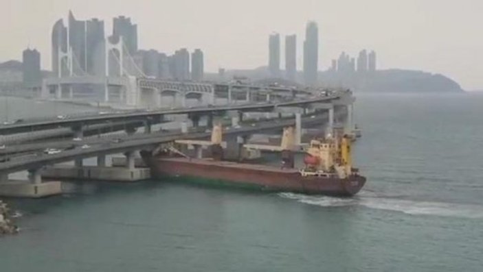 Durdurulamayan Rus gemisi köprüye çarptı