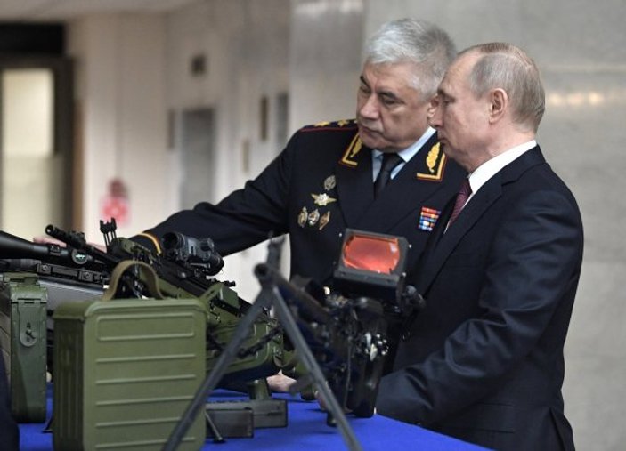 Putin yeni silahları inceledi