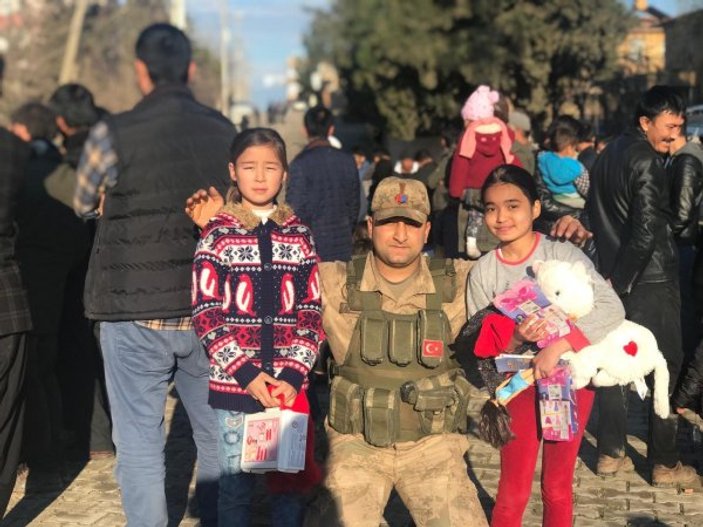 Oyuncakları gören Özbek çocuklar jandarmanın yanına koştu