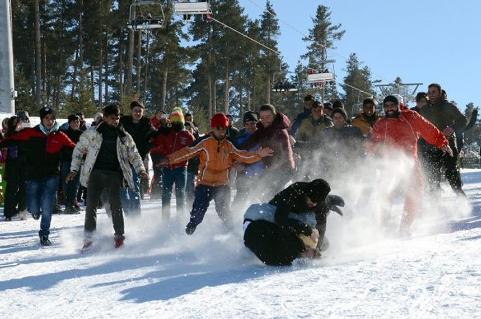 Karda yuvarlanan kaşarı yakalamak için yarıştılar