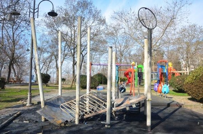 Avcılar'da çocuk parkındaki plastik oyun grubunu yaktılar