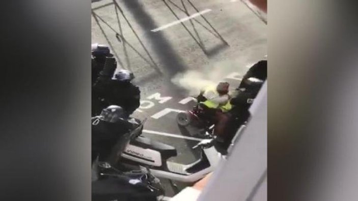 Fransız polisi engelli eylemciye gaz sıktı