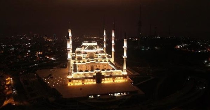 Çamlıca Camii ışıklandırıldı