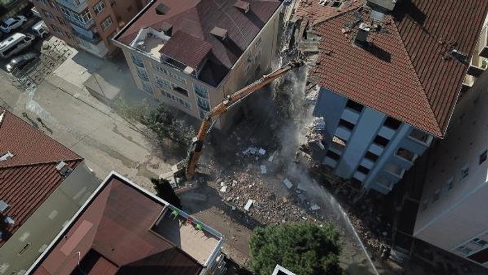 Kartal'da risk taşıyan son bina yıkılıyor