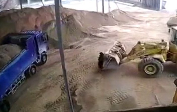 Çinli kadın buldozer kepçesiyle kamyona boşaltıldı