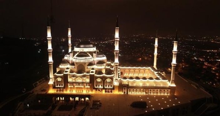 Çamlıca Camii ışıklandırıldı