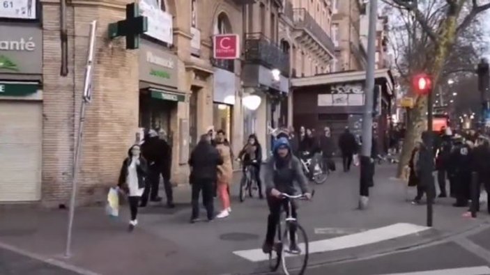 Fransa'da polis Sarı Yelekliler diye yaşlıları dövdü
