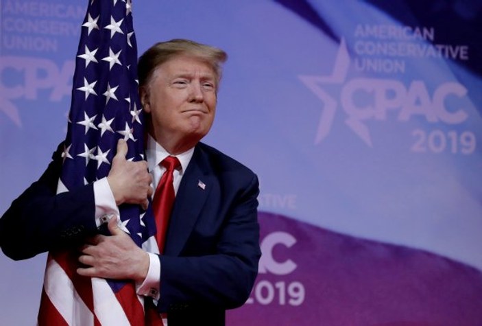 Trump ABD bayrağına sarıldı