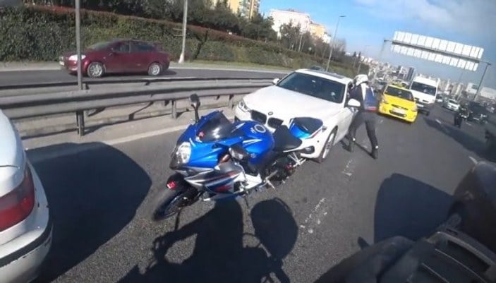 Motosikletli kendisini sıkıştıran sürücüye tokat attı