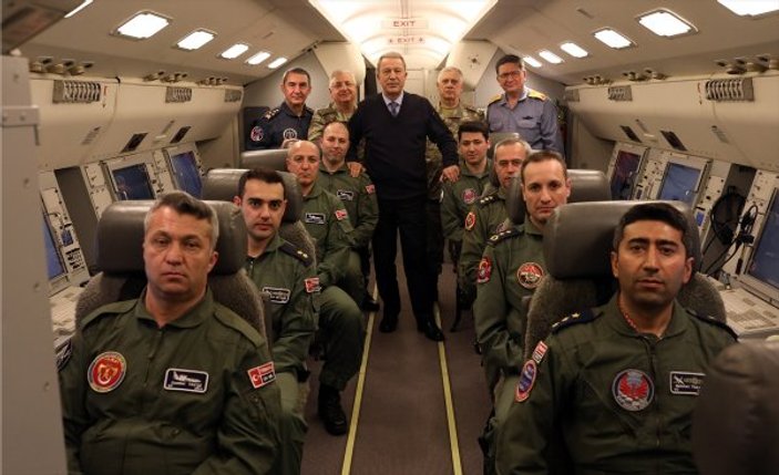 Akar ve komutanlar HİK uçağıyla görev uçuşunda