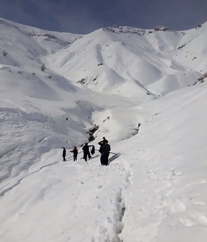 Çığ tehlikesine rağmen su arızası için yola koyuldular