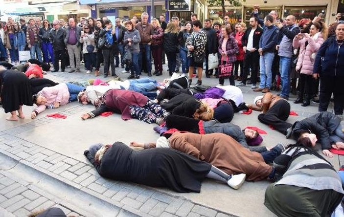İzmirli kadınlardan öldürülen hemcinsleri için gösteri