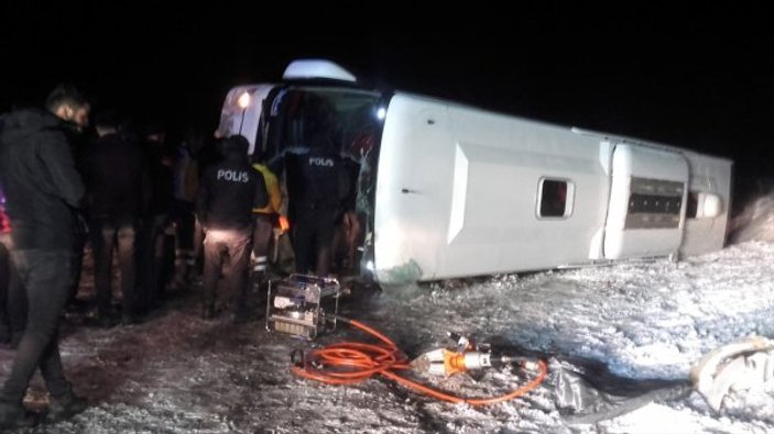Sivas'ta yolcu otobüsü devrildi: 20 yaralı