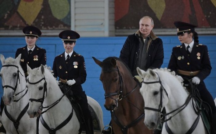 Putin'den atlı kadın polislere 8 Mart ziyareti