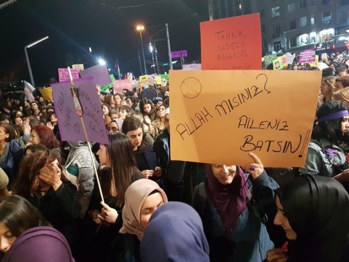 Saadet Partili kadınlardan İstiklal Caddesi'nde eylem