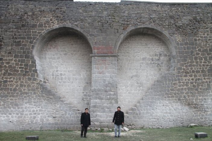 Tarihi Diyarbakır surlarındaki yazılar temizleniyor