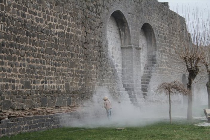 Tarihi Diyarbakır surlarındaki yazılar temizleniyor
