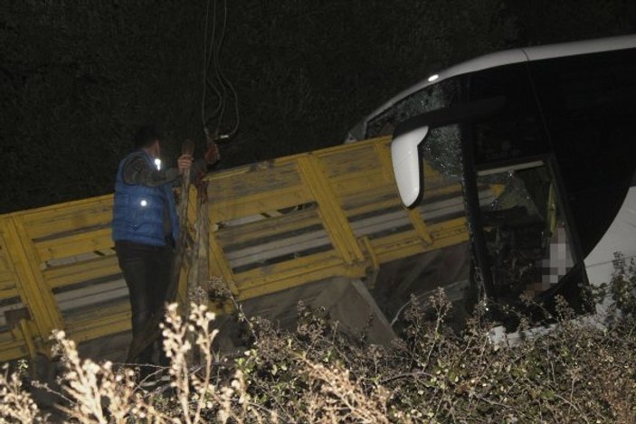 Balıkesir'de yolcu otobüsü ile kamyon çarpıştı: 2 ölü