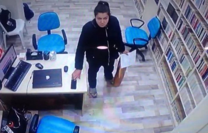 Kadın hırsız cami kütüphanesinden telefon çaldı