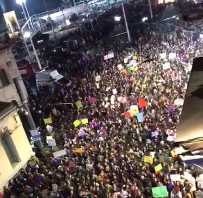 Taksim'de feministler ezanı ıslıkladı