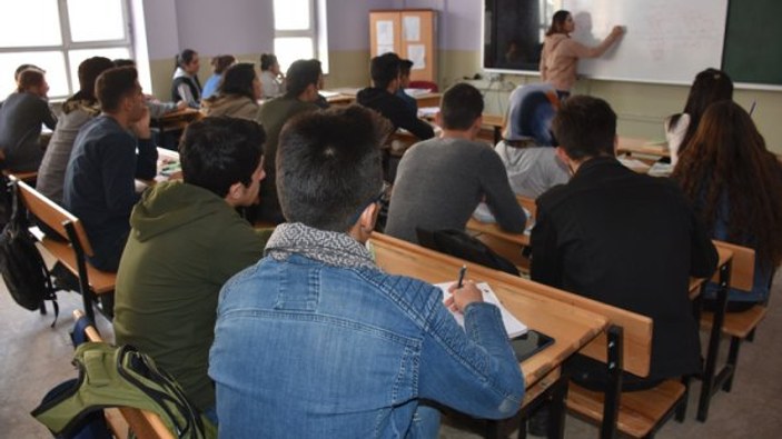 Hakkari'de polislerden üniversite adaylarına yardım