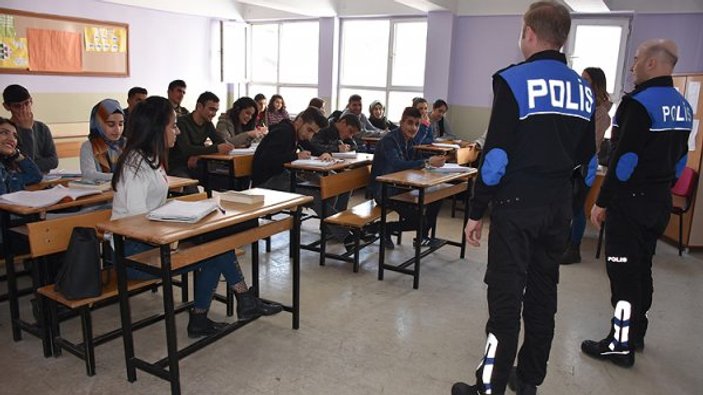 Hakkari'de polislerden üniversite adaylarına yardım