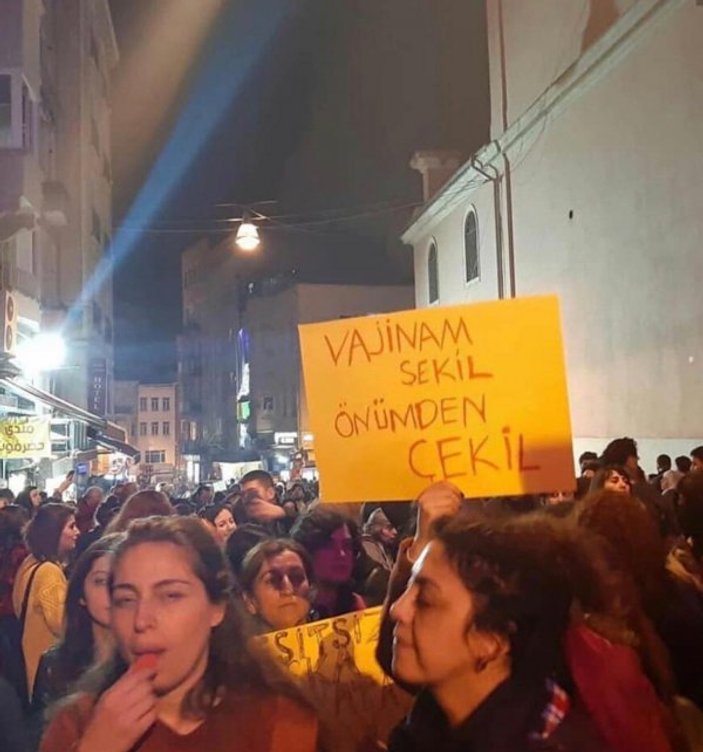 İstiklal Caddesi'ndeki eylemde tepki çeken pankartlar