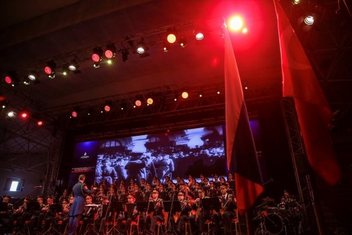 Aleksandrov Rus Kızılordu Korosu İstanbul'da konser verdi