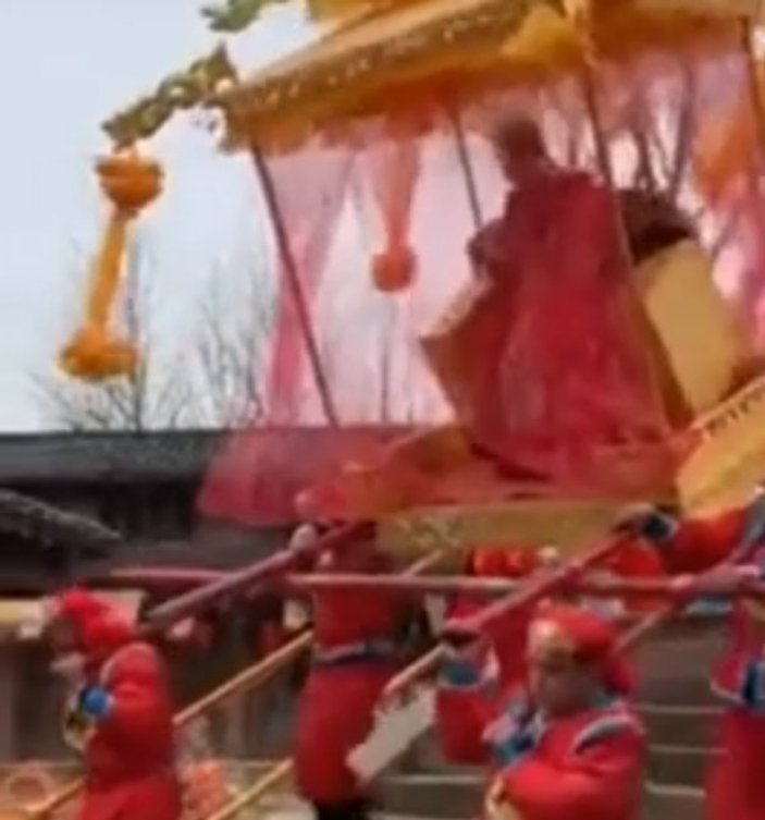 Çin'de dini ritüel sırasında imparator yere düştü
