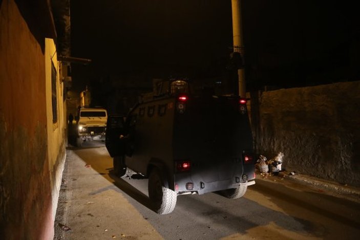 Adana'da yüzleri maskeli şahıslar polisi alarma geçirdi