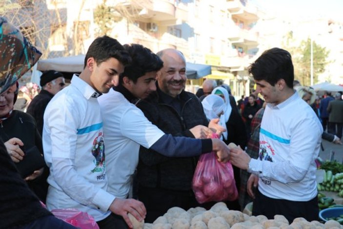 Diyarbakır'da öğrencilerden pazarda 'iyilik' seferberliği
