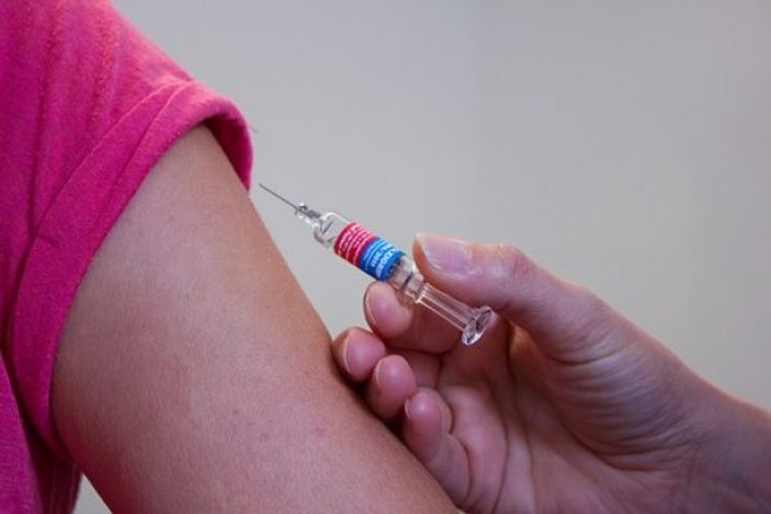 İtalya'da okullara kabul etmede aşı şartı