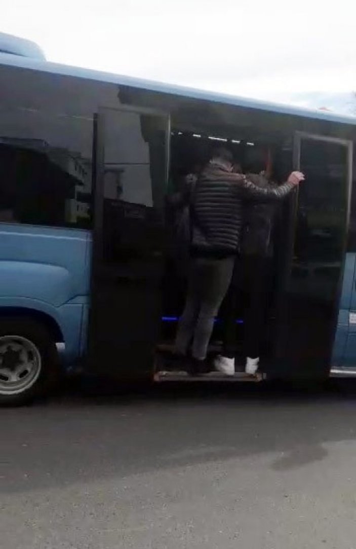 Maltepe'de minibüsün kapısında tehlikeli yolculuk